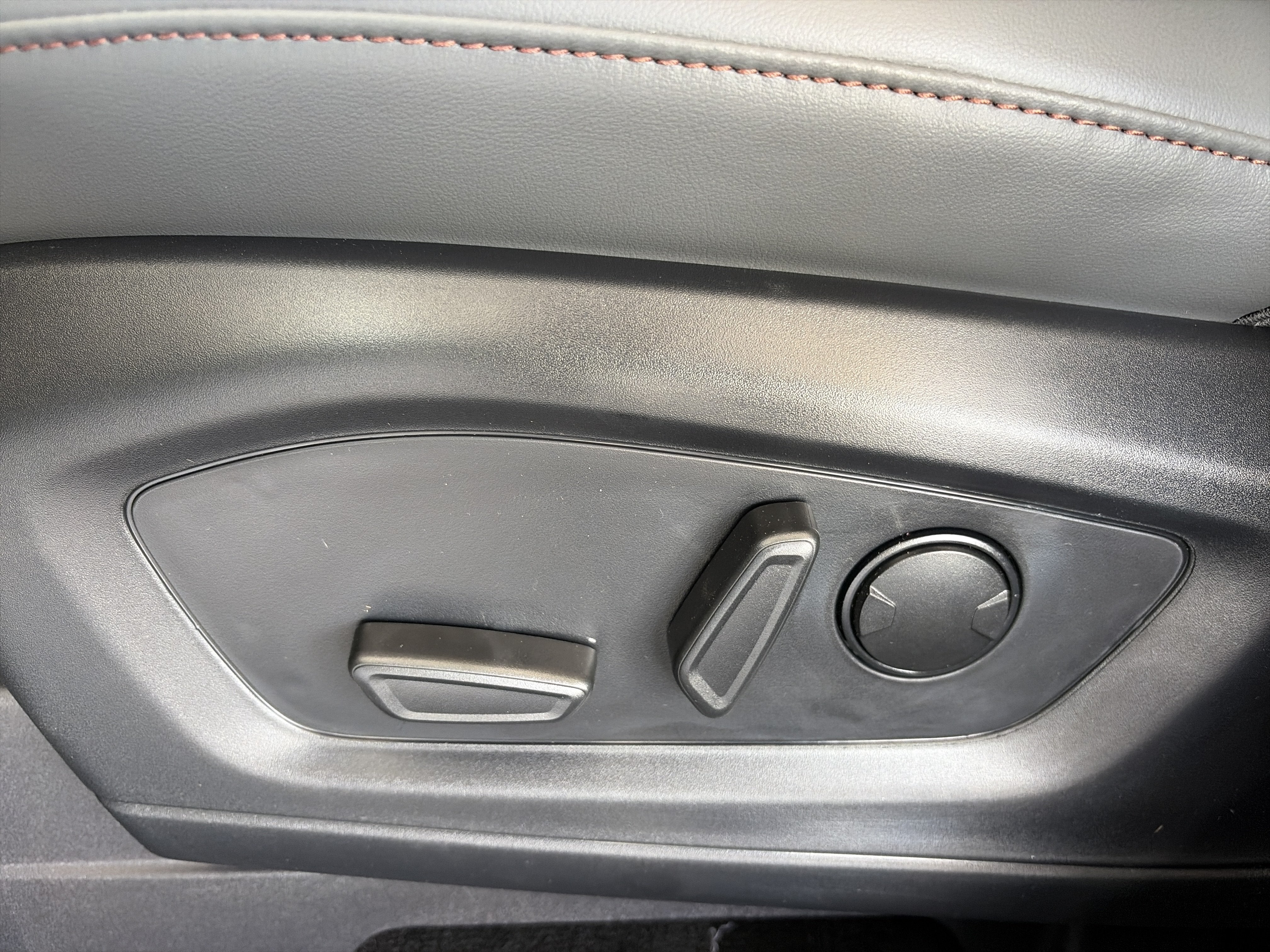 2027 Ford Explorer Active w/200A Pkg