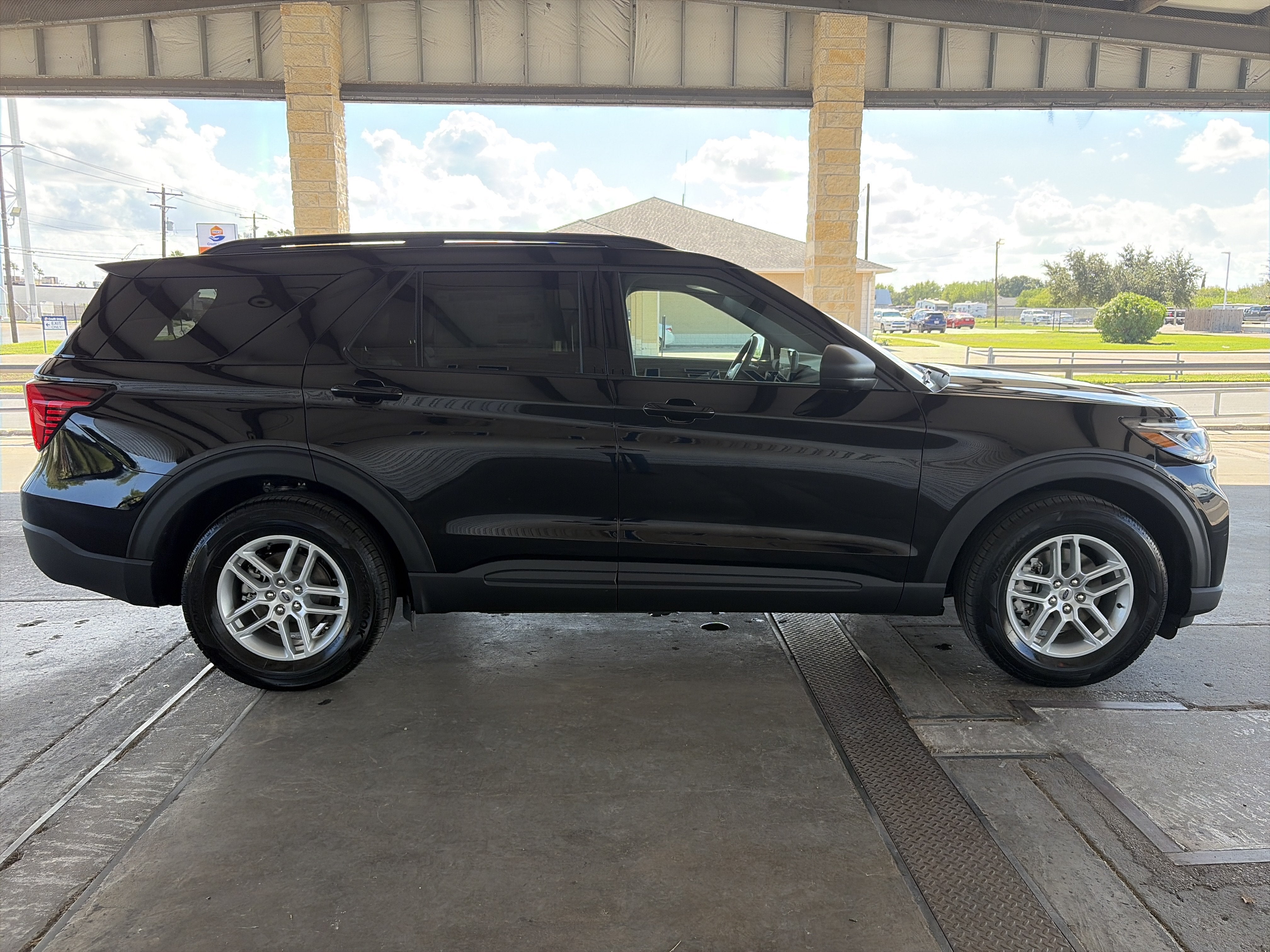 2027 Ford Explorer Active w/200A Pkg