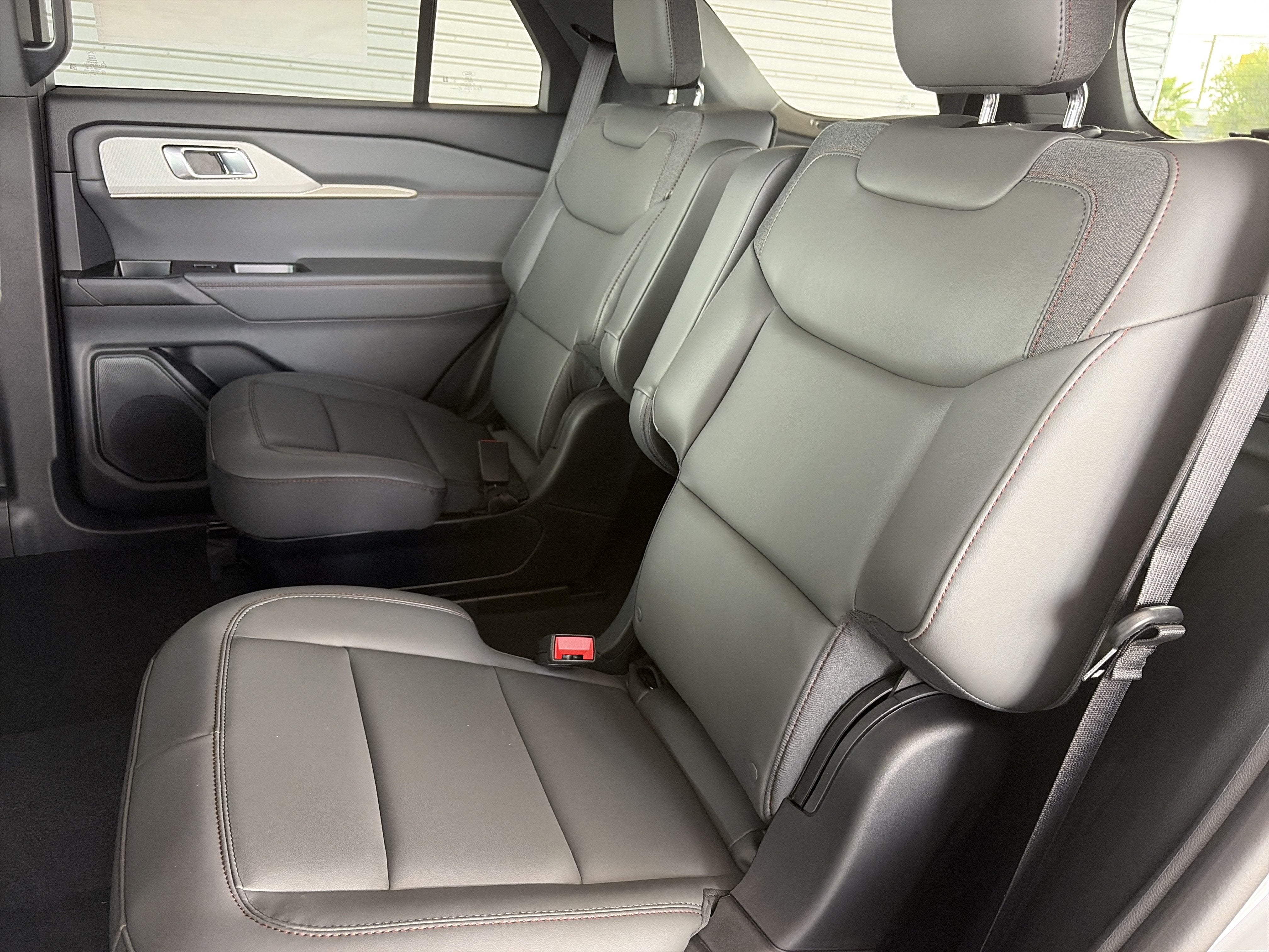 2027 Ford Explorer Active w/200A Pkg