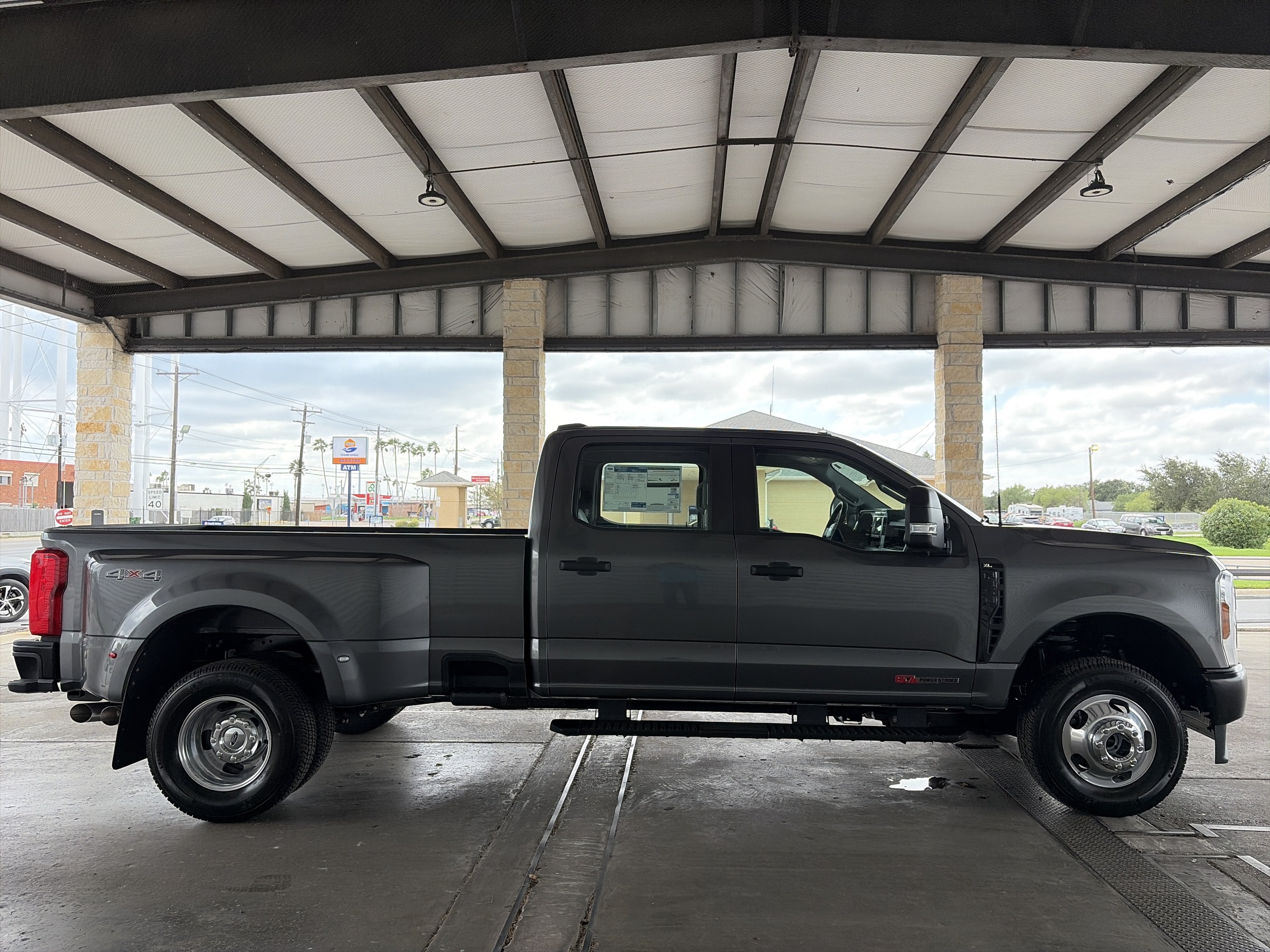 2027 Ford Super Duty F-350 DRW XL