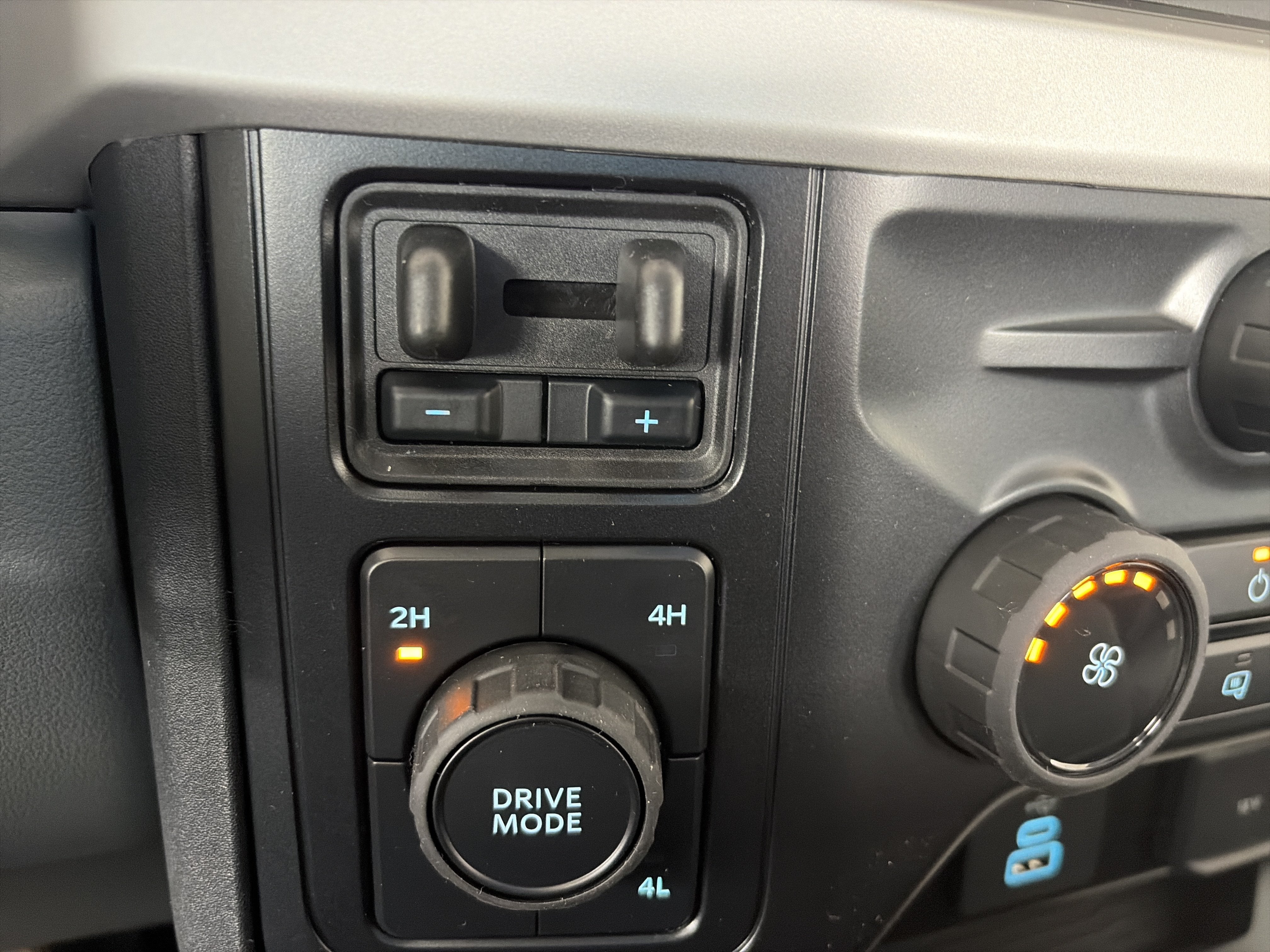 2027 Ford Super Duty F-350 DRW XL