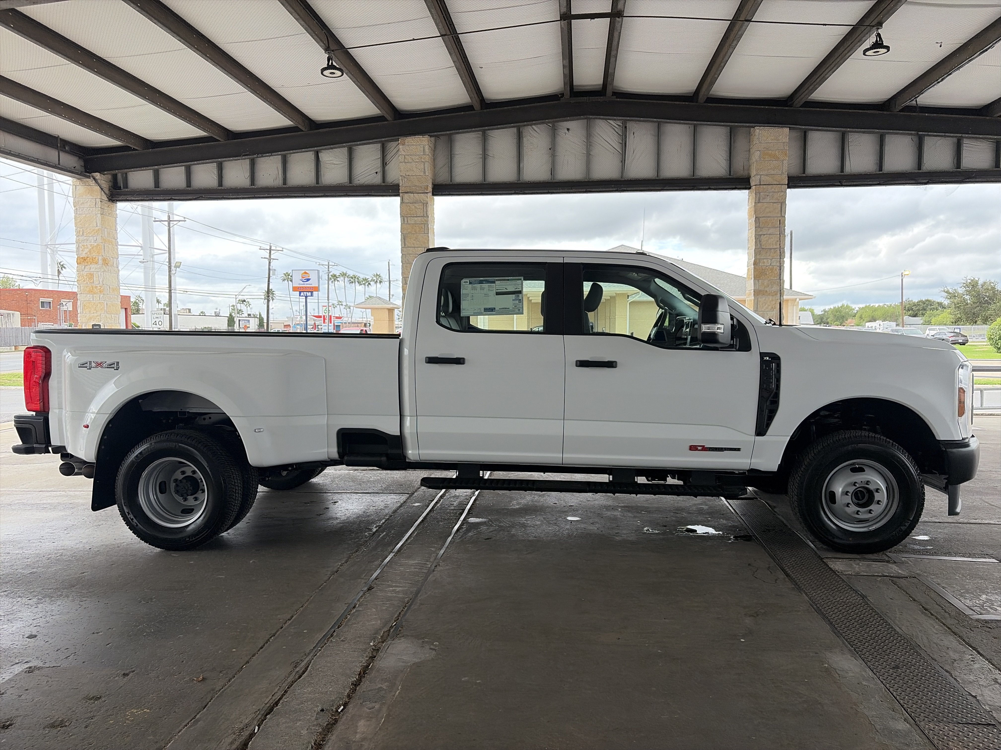 2027 Ford Super Duty F-350 DRW XL